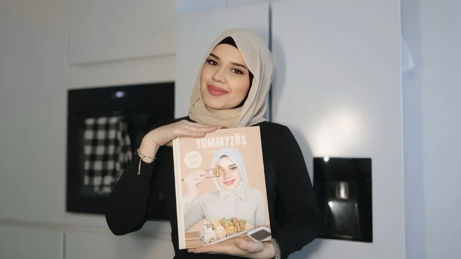 Lana Tomakin mit ihrem Buch YUMMYZÖS